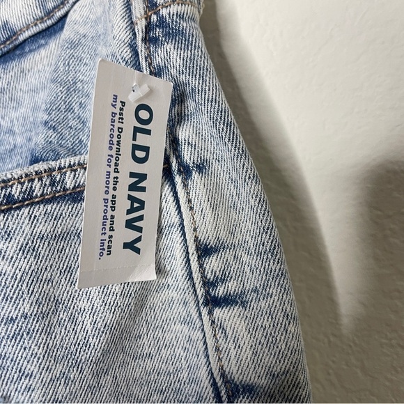 Old Navy High-Rise Curvy Straight Distressed Secret-Slim Pockets Light Wash Jean - Picture 8 of 13